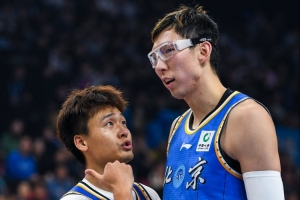 媒体人：周琦多次被奎因点名单打 他&赵睿面对老东家打得一言难尽