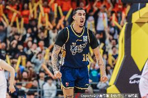 战神！奎因24中14轰下全场最高39分9板8助3断 三分12中8