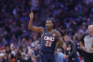 先发不准我来救场！华莱士替补半场4中4贡献11分 三分神准3中3