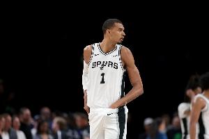名记：NBA明天将审查文班肘击里德喉部的动作 可能会有禁赛