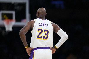 关键抛投失手！詹姆斯40分钟18中8拿24分12板 正负值-17最低