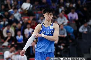 媒体人：北京应该一直用双小外+周琦+能投射的锋线这套阵容