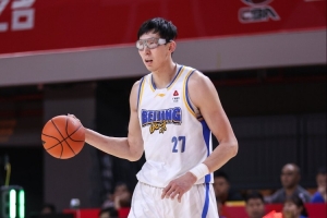 大魔王统治攻防！周琦8中5砍下18分8板2断4帽 罚球12中8