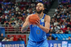 6投0中&走步违例！郭艾伦打趣：今晚是属于麦基之夜 悲伤之夜