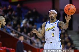 不愧是FMVP！巴里·布朗22中10轰全场最高32分 正负值+28冠绝全场