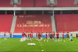 什么？主教练正在热身！记者晒视频，穆斯卡特参与海港赛前训练