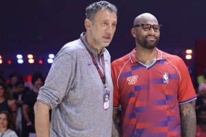 往日恩怨不再！考辛斯与迪瓦茨出席NBA活动 两人并肩而坐并合影