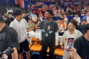 来了来了！尼克·杨来到上海主场 现场观战上海VS北京G1