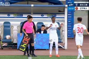 热菲尼奥替补登场，换下上演中超首秀的20岁小将庞盛翰