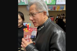 蜜雪冰城上线黄仁勋同款饮品，到访门店蜜桃四季春销量增长超90%
