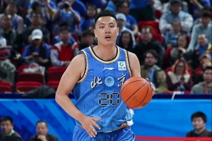 丁彦雨航和郭艾伦调侃翟晓川：运球很棒 喜欢看他和初中生一打一