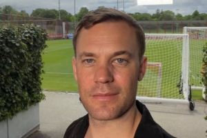 诺伊尔寄语球迷：你们的支持是我续约的原因之一，希望斩获双冠