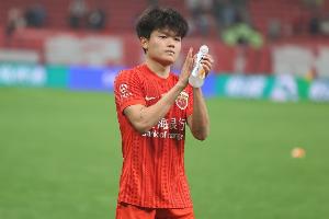 记者：上海海港明天出发飞赴成都，备战下周二客场对阵蓉城的比赛