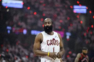 歇不了一点…哈登第三节3分05秒下场 随后骑士被活塞轰了一波9-2