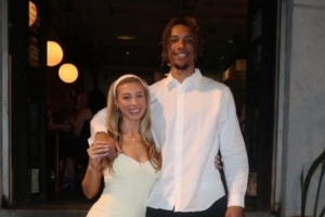 心都碎了！克拉克未婚妻发文悼念：请在天上继续守护我 我需要你