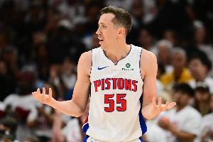 就你准也不够呀！邓罗替补7中4拿到13分 其中三分5中3