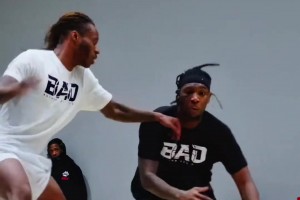 “这一套下来隔着屏幕都被晃到了”