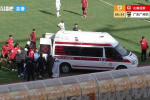 望平安！中甲长春亚泰球员迪力依米提头部受伤，救护车紧急进场