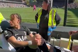 实拍：狼队球迷场边辱骂西蒙斯，后者现场谩骂：F**k you