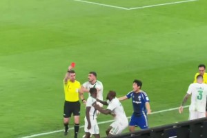 亚冠决赛火爆现场：本队球迷都看不下去了，你这不是找红牌嘛