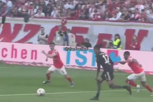 赛前泰山球迷在球场高喊：倒数第一！