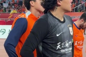 欧冠名场面：2010年国米夺得欧冠后，内拉小哥激动落泪❤