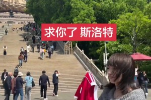 真跪下了！女博主青书拿着利物浦球衣拜佛，祈祷能够拿下双红会