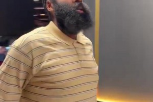 骑士众将抵达球馆准备抢七大战！登哥身穿一件条纹T恤很休闲啊