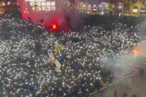 国米加冕夺冠！国米球迷庆祝点亮了米兰大教堂！