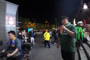 一团和气！北京球迷调侃路过的天津球迷“中奖概率倍儿高”
