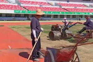 网友：赣超九江主场这草地牛看了都要摇头