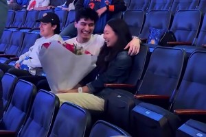 “尼克斯再胜76人～赛场赢球现场尼克斯球迷上演神助...