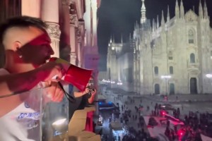 队长开麦！劳塔罗在米兰大教堂外引领内拉祖里高唱胜利之歌