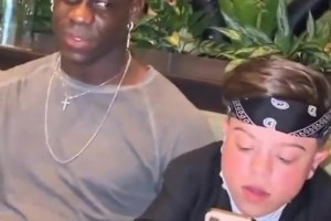 长不大！巴洛特利与国外网红一起拍搞笑段子