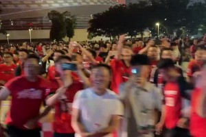 不和谐！河南远征球迷发视频，遭成都球迷泼水+骂“建业CNM”