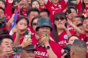 演员范明老师现身徐州主场，与球迷一同为家乡助威