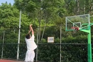 当面对文班防守，是不是得这样投篮才能避免被帽？
