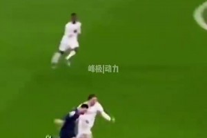 当年皇马0-5惨败巴萨：C罗紧盯着一瘸一拐走下场的梅西