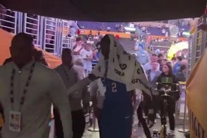 雷霆豪华阵容奠基人！普雷斯蒂赛后在球员通道与SGA击掌