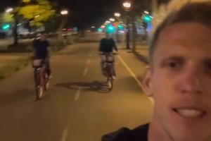 深夜骑行~奥尔莫、佩德里和加西亚骑车庆祝西甲冠军~