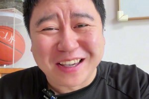 里德霸气回应被文班肘击！一旁的华子&道苏姆听完都绷不住了