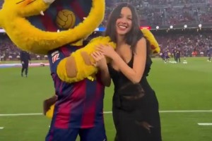 可爱赛前美国演员奥利维亚和巴萨吉祥物一起跳舞