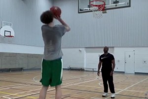 也想要成为下一个文班？15岁2米29加拿大小将苦练控运&远投