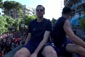 还会散烟！什琴斯尼在夺冠游行上吸“电子烟”还顺便发烟~