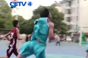 够吹一年！高中篮球赛中一名男生抢到篮板后压哨投中超远三分..