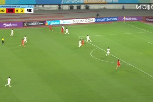 中国女足U17后场出球失误，朝鲜球员抢断后兜射破门