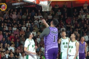 大人打小孩？李月汝前男友赵义明打野球 对手跳起来还摸不到他球