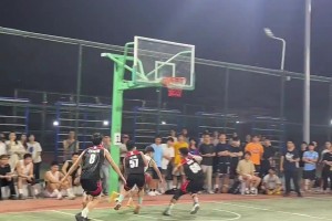 尼克·杨和吴勇豪来到上海体育馆，观看京沪大战半决赛G1