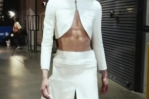 体脂真低！库里教妹布林克今日赛前穿搭，腹肌轮廓清晰可见！