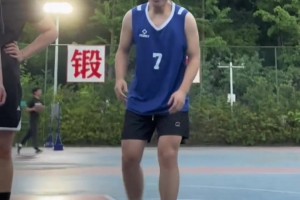 2001年16岁的勒布朗詹姆斯 参加阿迪达斯组织的ABCD训练营！